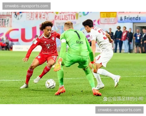 镜头聚焦：拜仁中卫于帕梅卡诺后场断球，60米长传精准找到前插萨内